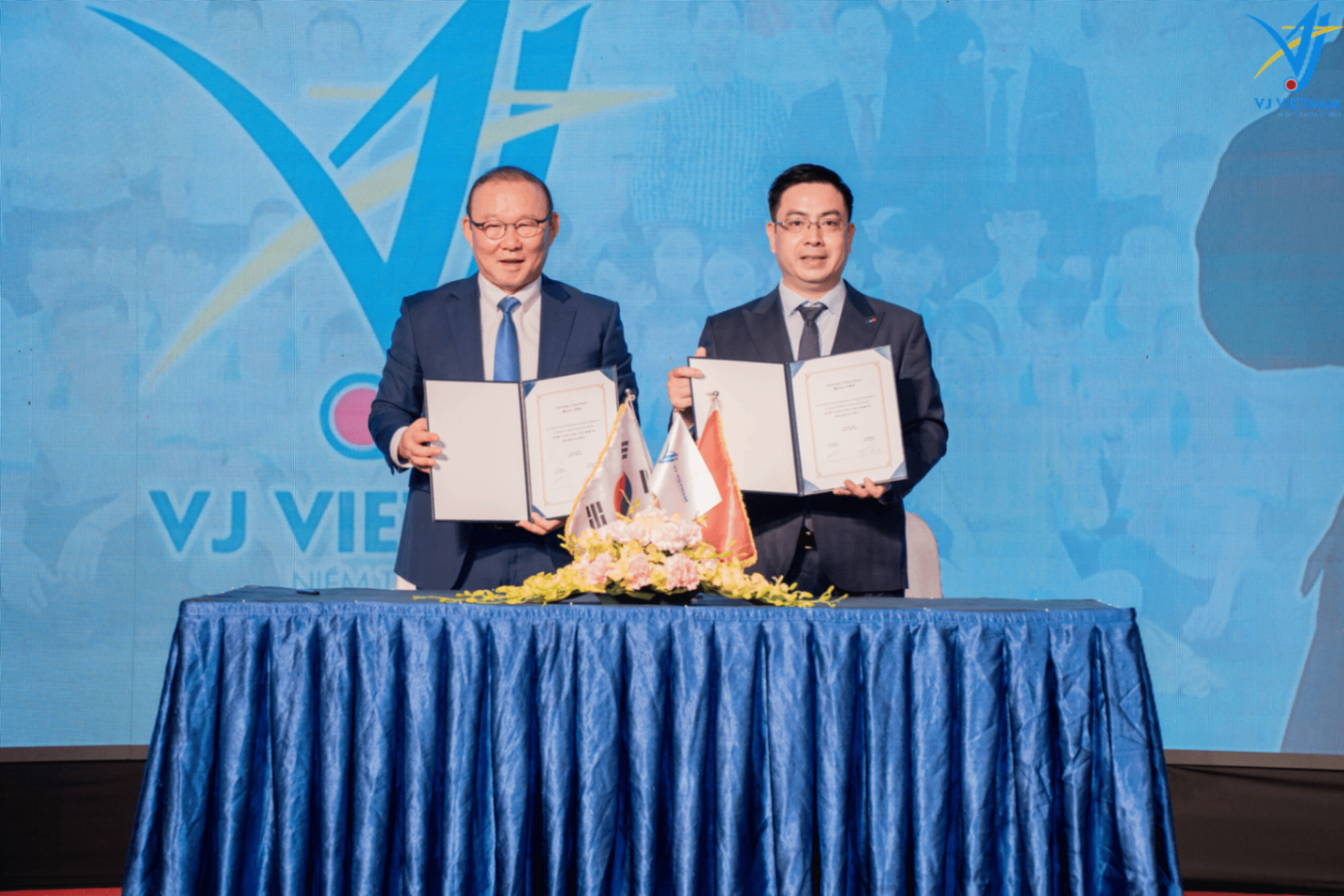 Thầy Park ký kết cùng VJ Việt Nam